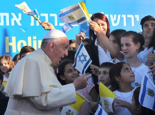 El Papa denuncia el muro y ofrece el Vaticano a palestinos e israelíes