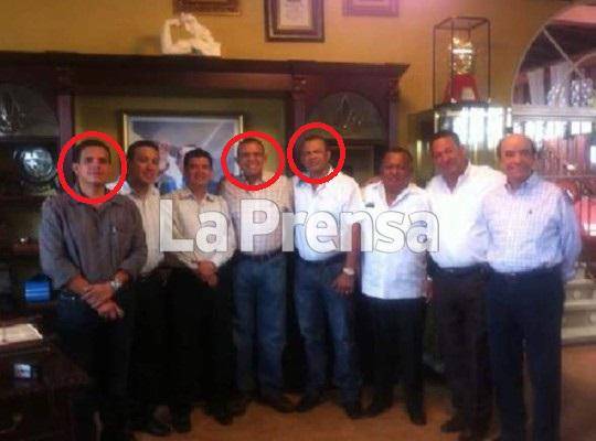 Sin embargo, la fiscalía mostró esta foto en la Casa Presidencial de Tegucigalpa en la que aparecía uno de los líderes de este cartel, Javier Rivera, con el brazo sobre el hombro del entonces inquilino de la presidencia hondureña. Quien aparece a la derecho de Pepe es Javier Rivera Maradiaga, exmiembro de “los Cachiros”.