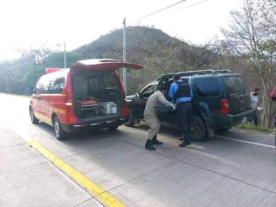 Bomberos y policías auxiliaron a la maestra, pero murió a causa de la gravedad de las heridas.