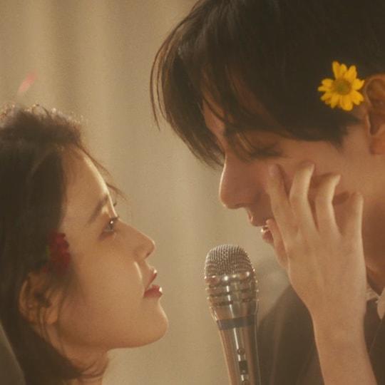 IU y V protagonizan el video musical donde comparten románticas escenas juntos.