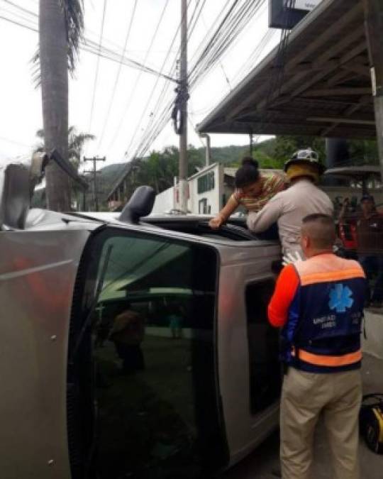 Varias personas resultaron con heridas leves en un accidente de tránsito que ocurrió esta tarde en San Pedro Sula. Una camioneta abordada por seis integrantes de una familia se volcó tras impactar con un carro turismo; el percance fue en el bulevar del sur, a pocos metros de la Central Metropolitana de Buses. Entre las seis personas que iban en la camioneta se encuentra una bebé de cinco meses, dijo uno de sus familiares. También relató que su pariente intentó no atropellar un perro que cruzó la calle, por lo que perdió el control del carro y chocó contra el turismo.