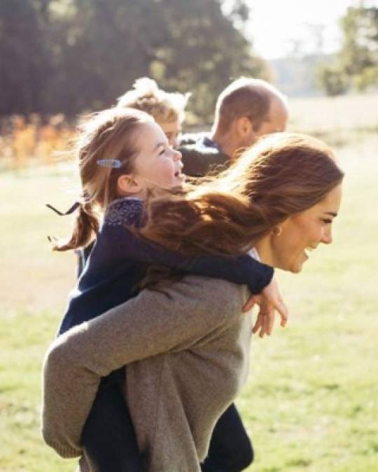 “A las madres primerizas y las expertas, y las familias que pasarán el día separados, estamos pensando en ustedes en estos momentos difíciles. Feliz día de las madres.”, escribió la pareja, empezando la galería con la foto de Kate y y la princesa Charlotte.