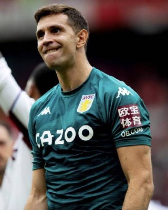 'Dibu' Martínez se robó el show en el triunfo del Aston Villa en Old Trafford.
