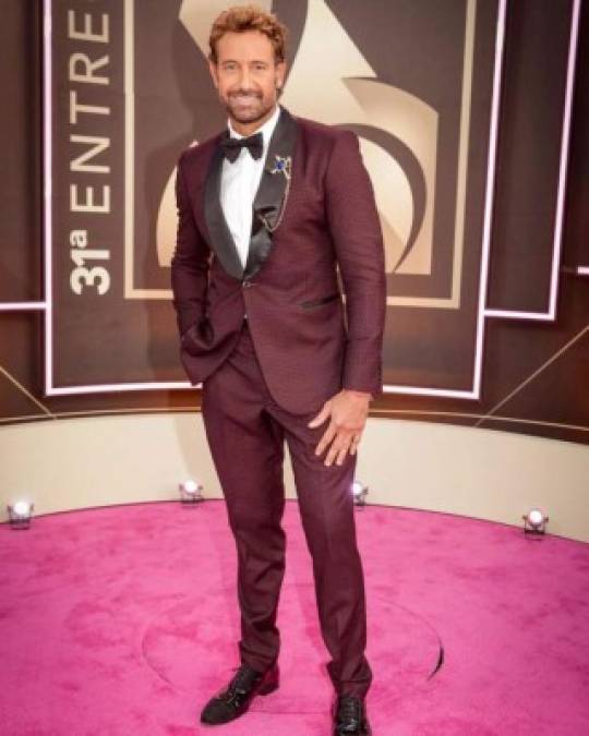 Gabriel Soto fue uno de los presentadores en la Alfombra Magenta.