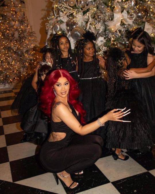 La rapera Cardi B festejó con su familia.