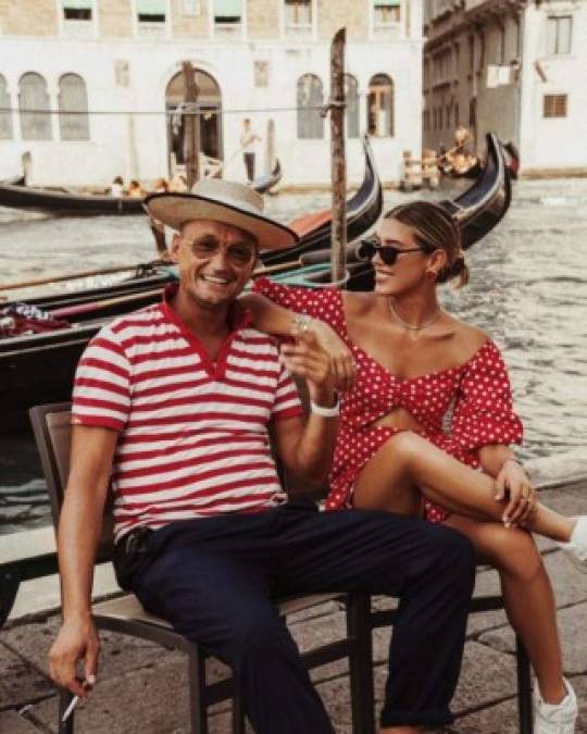 La primogénita de Luis Miguel llegó a Italia para disfrutar del verano, pero antes de buscar mar, Salas dio un paseo por la icónica ciudad de Venecia.