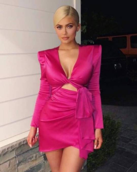 Y un mini vestido en color fucsia que hacía resaltar más su rubio platinado.