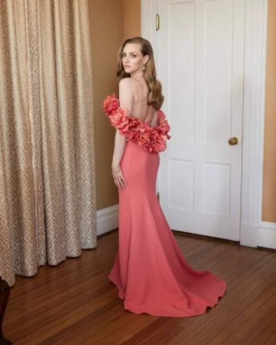 Y Amanda Seyfried, quien protagoniza 'Mank', un homenaje a 'Ciudadano Kane', estuvo a la altura de su papel con un vestido coral de Oscar de la Renta con hombros descubiertos adornado con un ramillete de capullos de rosa, que acompañó con su cabellera larga y ondulada peinada al estilo del Hollywood dorado.