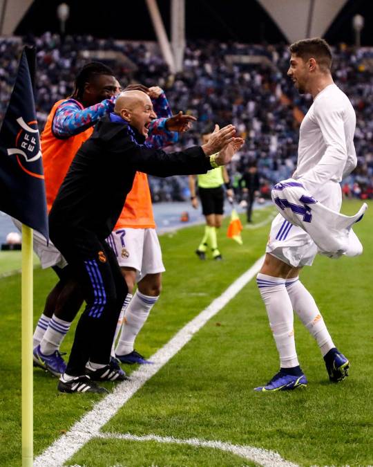 Fede Valverde festejando con sus compañeros el gol del triunfo del Real Madrid.