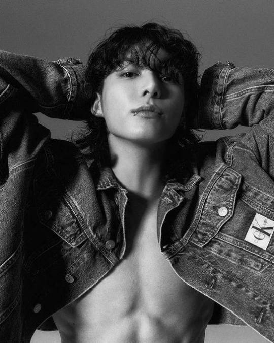 Jungkook de BTS modela sin camisa para Calvin Klein