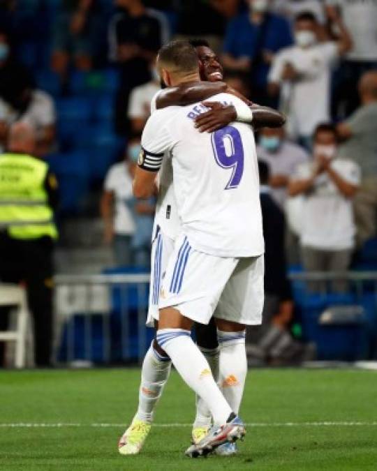 El tremendo abrazo que se dieron Vinicius y Benzema.