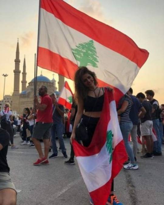 Faten Mansur apoyó las manifestaciones en el Líbano y su foto se ha vuelto viral.