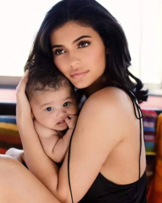 Kylie Jenner<br/><br/>La reina cosmética dio a luz el jueves 1 de febrero a su primera bebé.<br/><br/>La hija menor de Kris y Caitlyn Jenner hizo el anuncio oficial el domingo 4 en redes sociales, luego de meses de especulaciones sobre un posible embarazo.<br/><br/>En su mensaje, Kylie, de 20 años, se disculpó con sus seguidores por no anunciar antes que sería madre.