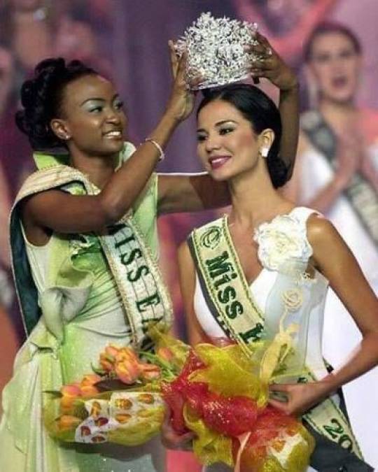 Dania Prince ganó la corona de Miss Earth (Miss Tierra) en el año 2003, siendo la primera centroamericana en obtener ese título. 