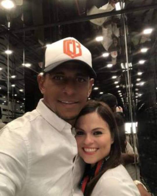 Carlo Costly: El delantero optó por distribuir gorras de su propia marca y su logo.