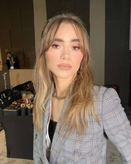 Suki Waterhouse (Londres 1992) es una modelo, actriz, empresaria y cantante, que inició su carrera en las pasarelas a los 16 años.