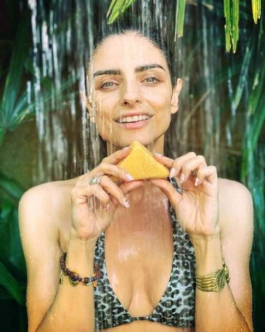 La hija de Eugenio Derbez lució su figura em un bikini para promocionar su línea de productos de higiene personal sustentables.