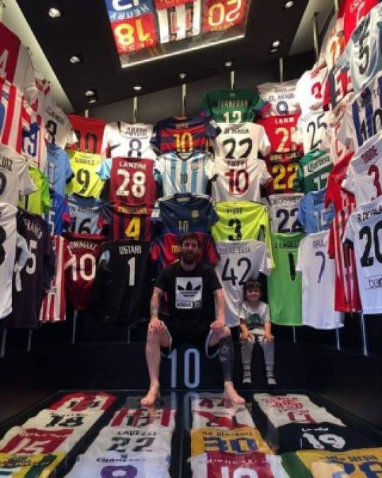 Messi tiene en su propia casa un museo en donde guarda varias camisetas que ha intercambiado con los futbolistas.