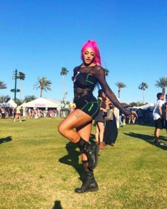 El famoso drag queen y cantante brasileño Pabllo Vittar fue toda una sensación por su andrógino vestuario.