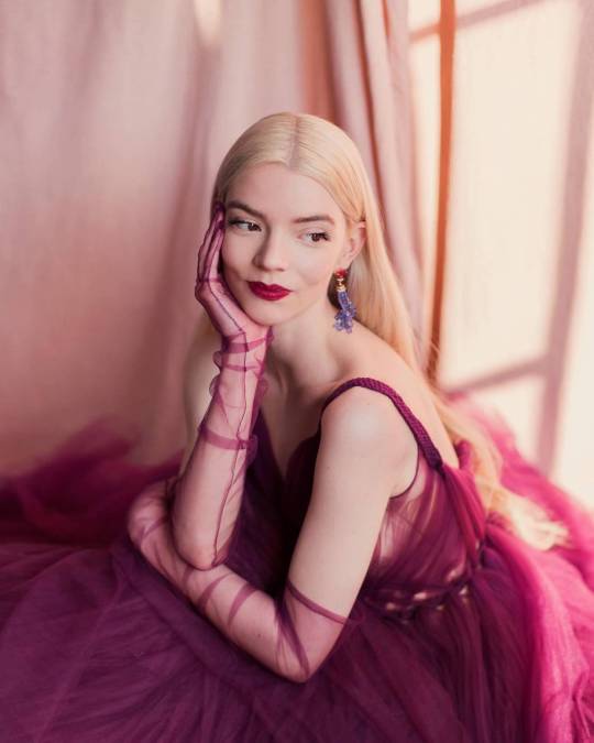 La elección de la protagonista de la sereie “Gambito de dama” reconoce el papel de Anya Taylor-Joy como un icono de moda, una mujer que crea tendencia. A pesar de que hasta hacía muy poco su nombre no era conocido para muchos espectadores, su cuenta de Instagram atesora casi ocho millones de seguidores.