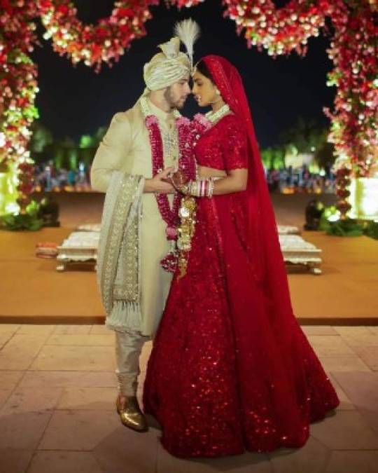Luego de la fastuosa boda cristiana la pareja dio el 'sí' en una segunda ceremonia hindú en el Umaid Bhawan Palace el domingo 02 de diciembre.<br/><br/>Para la boda hindú , Chopra vistió una lehenga rojo tradicional, que es una falda larga bordada con un top y un velo recortados a juego.<br/><br/>El diseño fue hecho por encargo a el diseñador de modas indio Sabyasachi, y tomó 110 bordadoras de Calcuta, India, 3,720 horas para crear las flores de organza cortadas a mano, nudos franceses en hilo de seda y trabajo de capas de hilo. <br/><br/>Por solicitud de la novia, los nombres de su prometido y sus padres, Ashok y Madhu, fueron cosidos en la cintura de su falda en su idioma nativo.