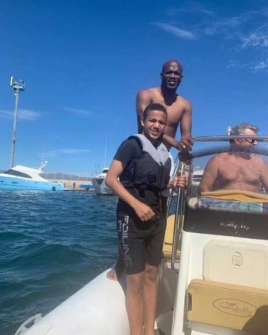 David Suazo junto a su hijo Edoardo han disfrutado estas últimas semanas de la bella isla de Cerdeña.