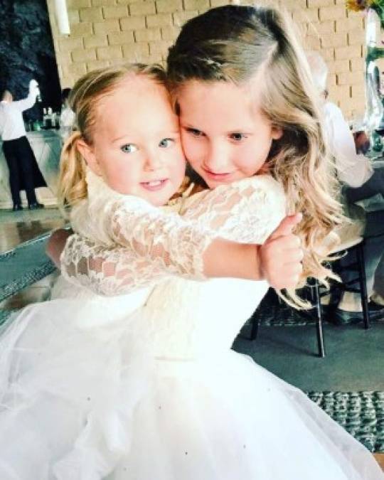La emoción de las niñas, Elissa Marie y Alexa Miranda fue evidente en la boda de sus padres.