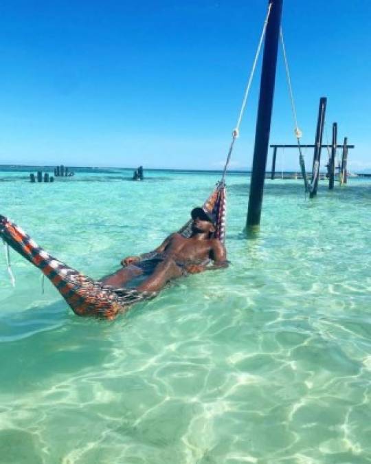 Ellis presumió la joya caribeña de Honduras con varias fotos disfrutando relajado en el mar.<br/>