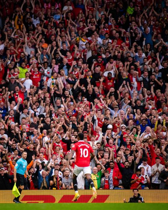 ¡Qué imagen! Marcus Rashford corriendo a celebrar y al fondo lo esperan los aficionados festejando.