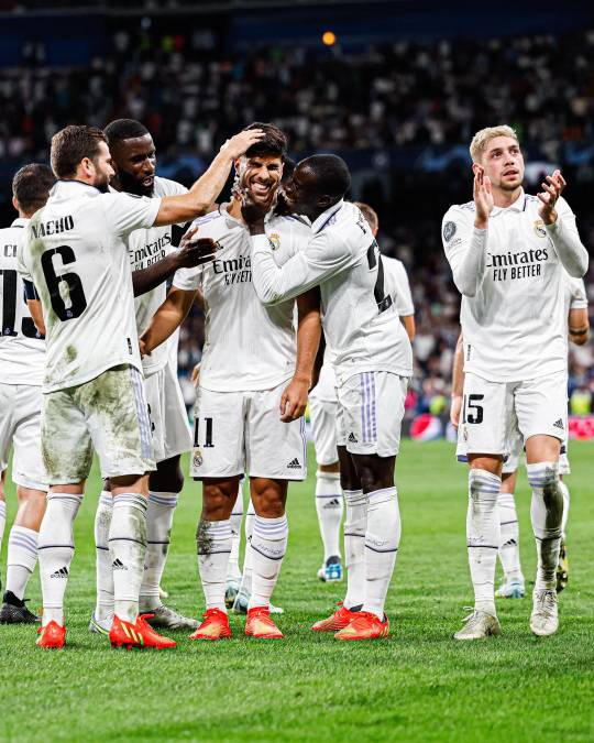 Marco Asensio fue felicitado por sus compañeros tras marcar el 2-0 del Real Madrid contra el RB Leipzig.