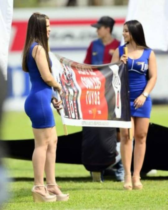 Las bellas chicas que engalanaron la previa del partido.