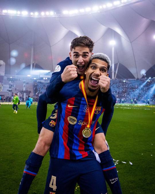 La felicidad de Gavi y Ronald Araújo tras quedar campeones de la Supercopa de España.