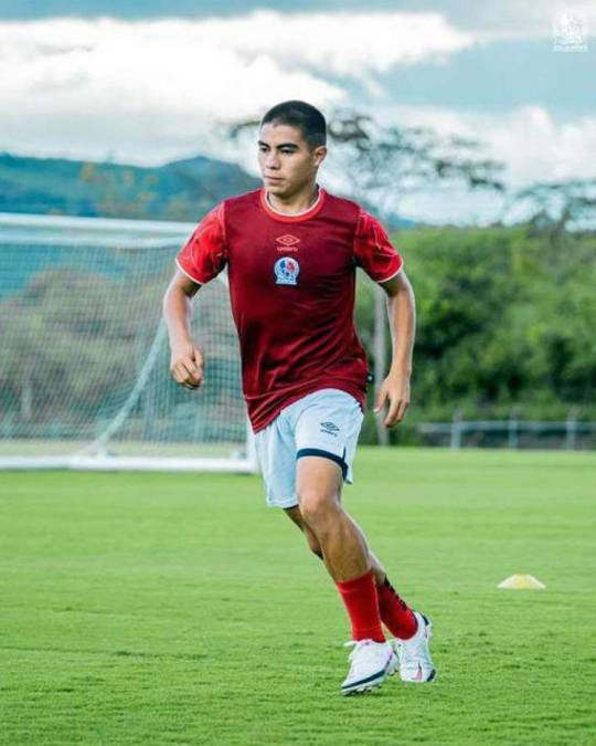 El joven de 19 años, Jared Velásquez, saldrá del Olimpia en condición de préstamo hacia el Club Atlético Independiente de Siguatepeque de la Segunda División. El volante disputó 11 partidos en sus dos años con el León, por lo que se va cedido a las Panteras pare gozar de minutos.