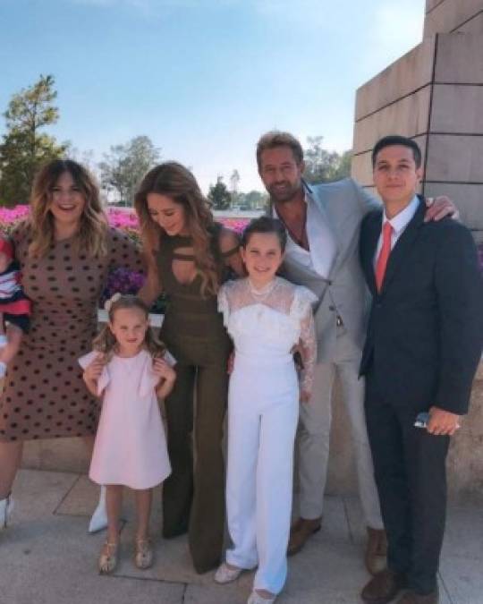 En las fotos compartidas por Elissa en su Instagram se ve a Gabriel y Geraldine, y su hermana Alexa Miranda, de 5 años. Además de sus padrinos, Paola Pedroza y Oscar Quevedo.<br/><br/>'Los amo a todos!! Gracias por venir a mi primera comunión', escribió la pequeña.