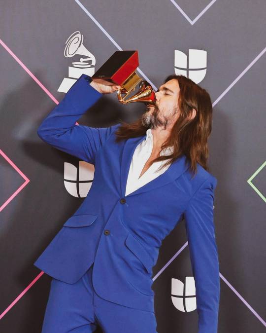 Ha sido premiado con 26 Grammy Latinos a lo largo de su trayectoria musical. Este es el mayor récord logrado por un cantante colombiano1 y el artista solista con más Grammy ganados. Además, ha vendido más de 16 millones de álbumes a nivel mundial.