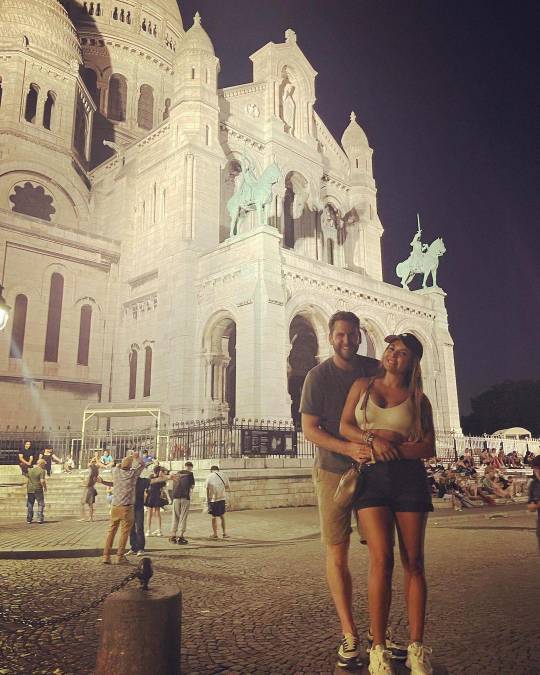 Martin Babilotte y Aleida Núñez posaron así de felices y enamorados en París, Francia. 