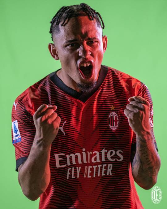 El Milan anunció el fichaje del futbolista suizo Okafor, quien firmó contrato hasta el 2028.