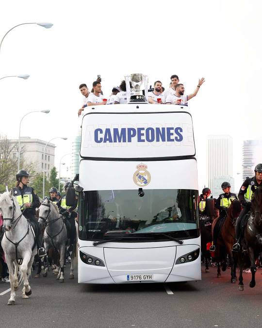 El autobús del Real Madrid partió desde el estadio Santiago Bernabéu con el lema de ‘Campeones’.