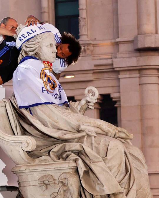 Marcelo, jugador con más títulos en la historia del Real Madrid, le dio este beso a la diosa Cibeles.