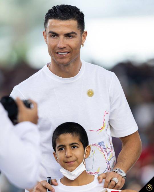 Cristiano Ronaldo posó feliz con los niños.