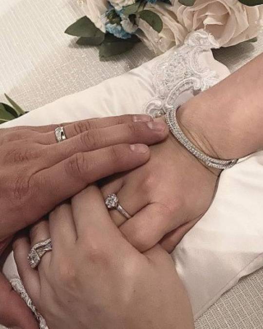 La periodista compartió en Instagram esta hermosa postal en la que ella y su esposo presumen sus alianzas de matrimonio.