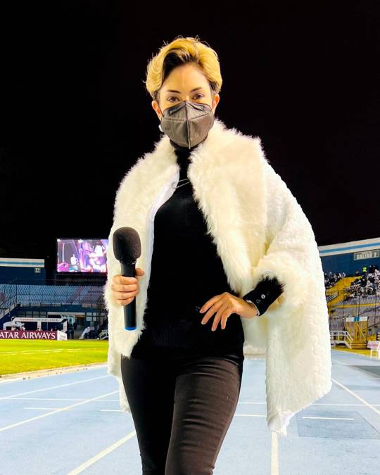 Ella es María Renée Pérez, la voz en el estadio Doroteo Guamuch Flores y que anunciaba los cambios del partido, entre otras cosas.