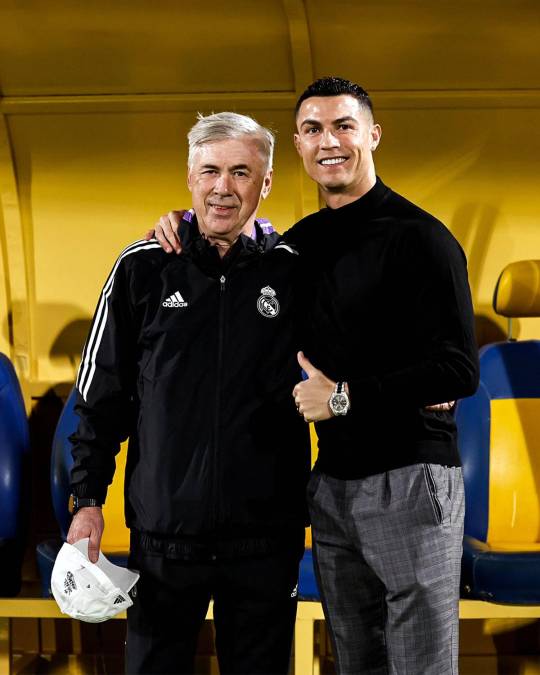 Cristiano Ronaldo posando con Carlo Ancelotti. Ambos muy sonrientes.