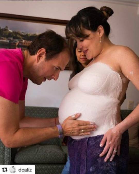 Su esposa compartió una fotografía en donde se ve a Parra haciendo una figura de yeso para recordar el embarazo de su esposa.
