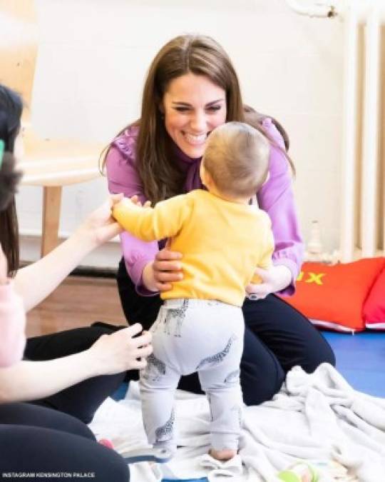 Siendo madre de tres niños pequeños, el príncipe George, la príncesa Charlotte y Louis, Kate se miraba tranquila en el ambiente cargado de la energía desbordante de los niños.