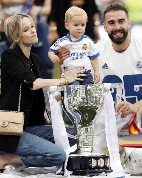 Daphne Cañizares - La esposa de Dani Carvajal entró al campo con su pequeño hijo para festejar con el futbolista del Real Madrid.
