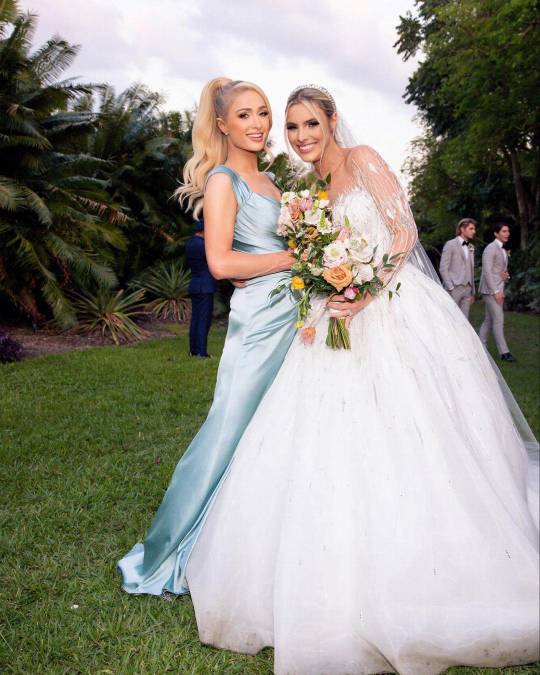 La influencer y DJ Paris Hilton fue una de las damas del cortejo en la boda de la youtuber.