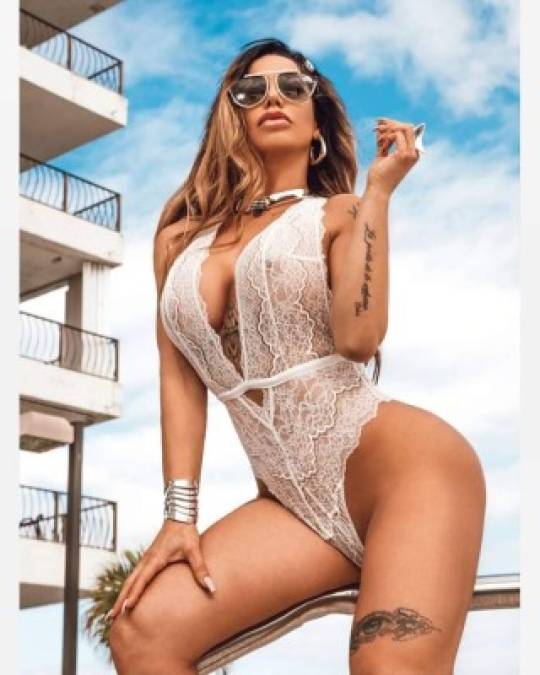 Lis es una cubana de 43 años, y actualmente se dedica a cantar sonidos urbanos y dedicada a la producción de contenido para adulto en su cuenta de OnlyFans.