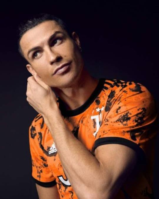 Cristiano Ronaldo, la máxima figura de la Juventus, modeló con la tercera camiseta.