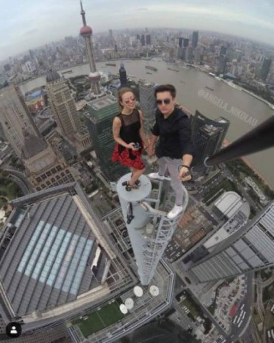 La cuenta de la chica (angela_nikolau) posee más de 220 mil seguidores y alrededor de 250 postales increíbles en terrazas, grúas y antenas de su país natal, Hong Kong y China.
